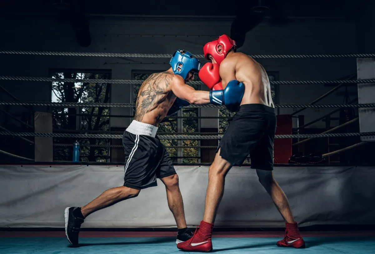 Dois boxeadores em treino no ringue