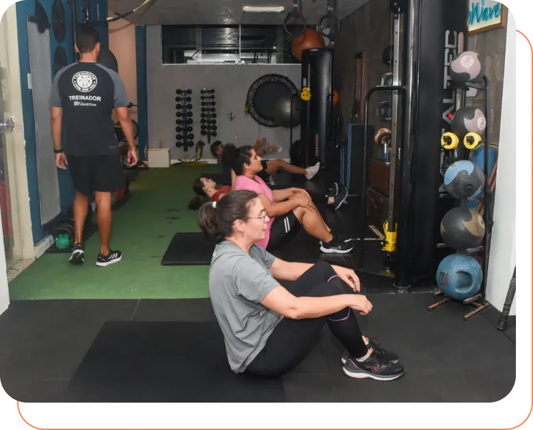 Turma em treino funcional no studio