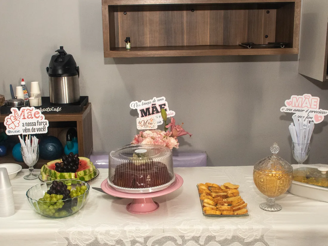 Mesa do cafe da manha preparada para o encontro