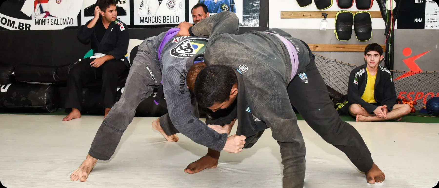 Alunos treinando jiu-jitsu no tatame do Wave Fight