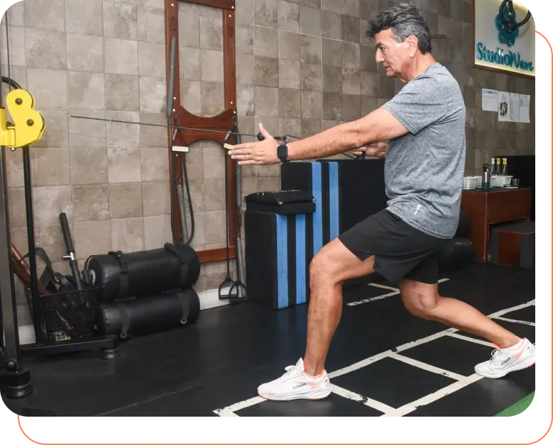 Aluno em exercicio funcional com elastico no studio