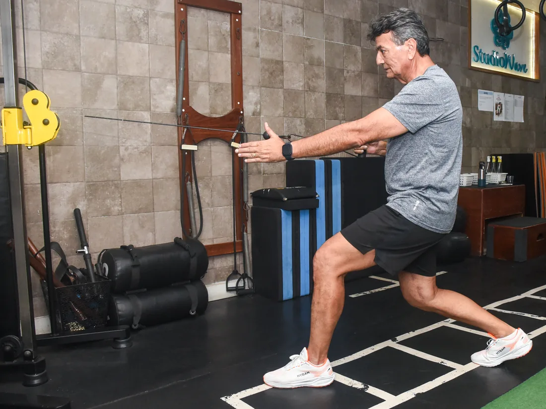 Area de treinamento funcional com aluno em exercicio de agilidade