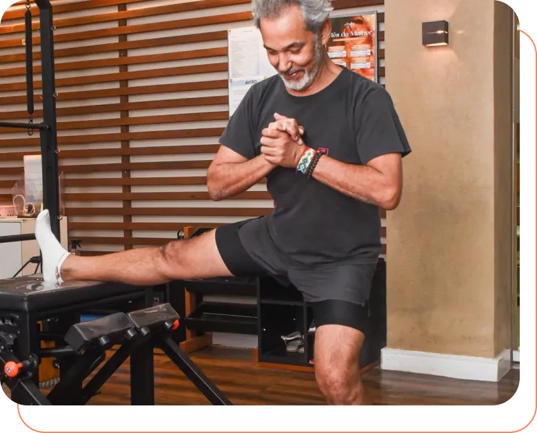 Aluno em exercicio no aparelho de Pilates
