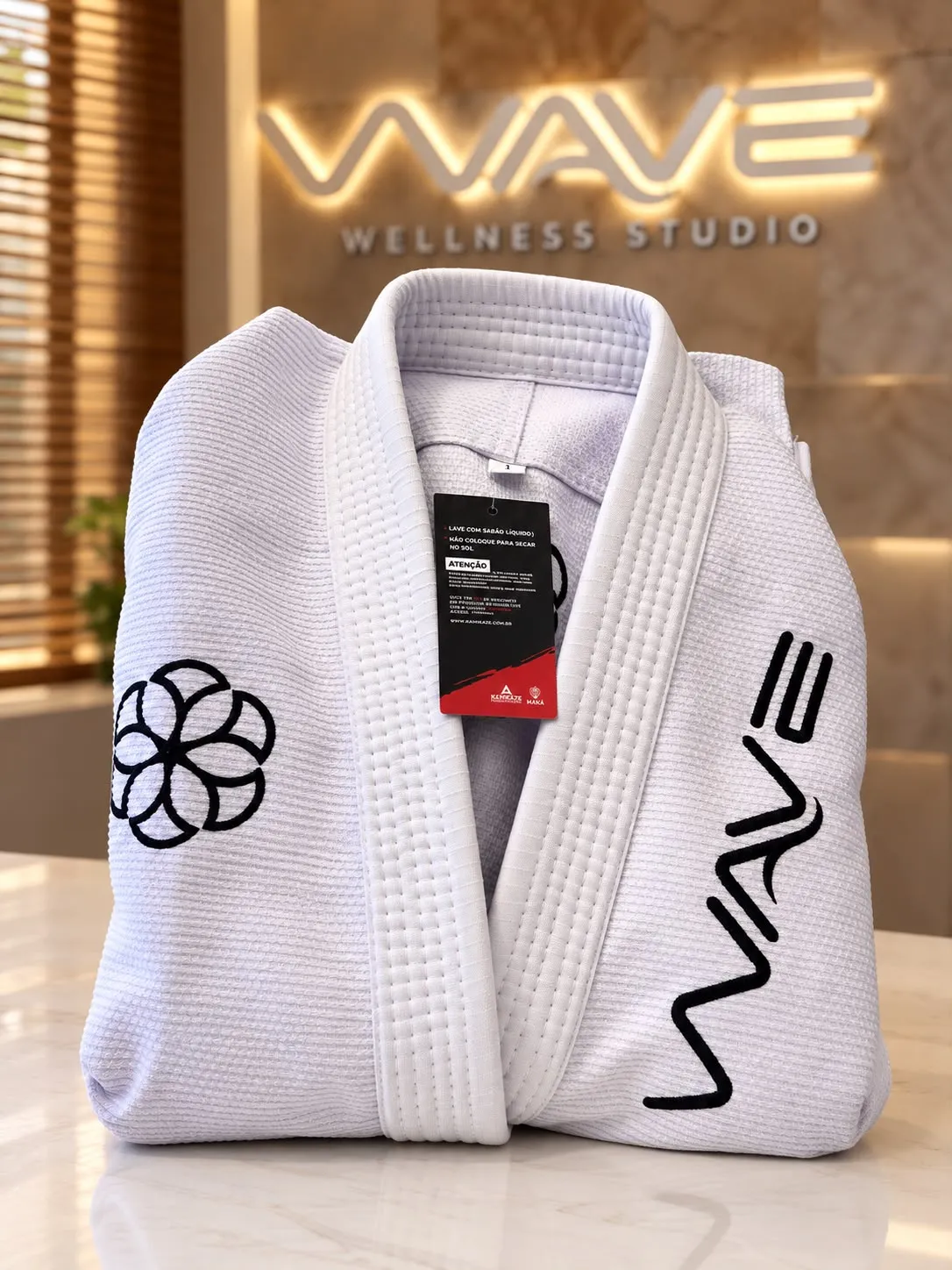 Kimono branco da Wave com o logo bordado