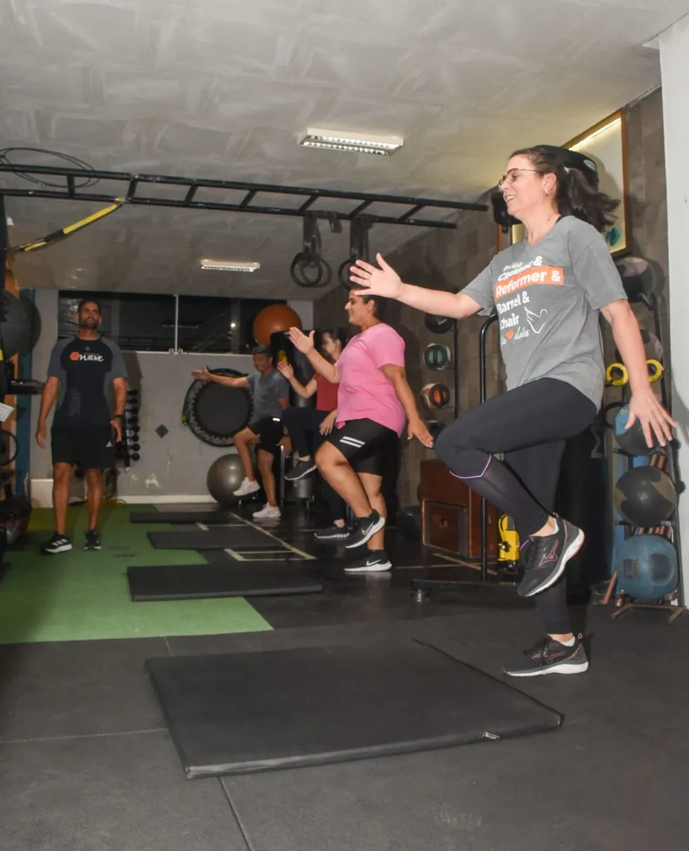 Turma de funcional em circuito de saltos com o professor acompanhando