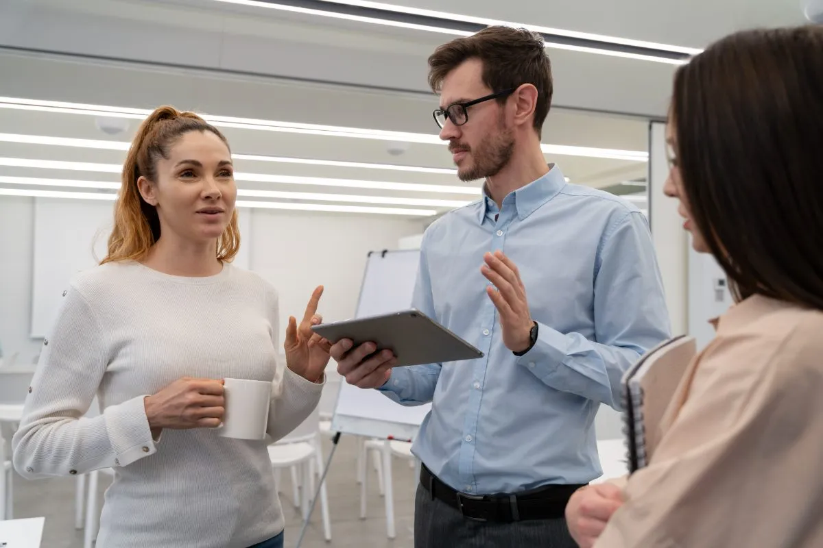 Equipe reunida em ambiente de trabalho