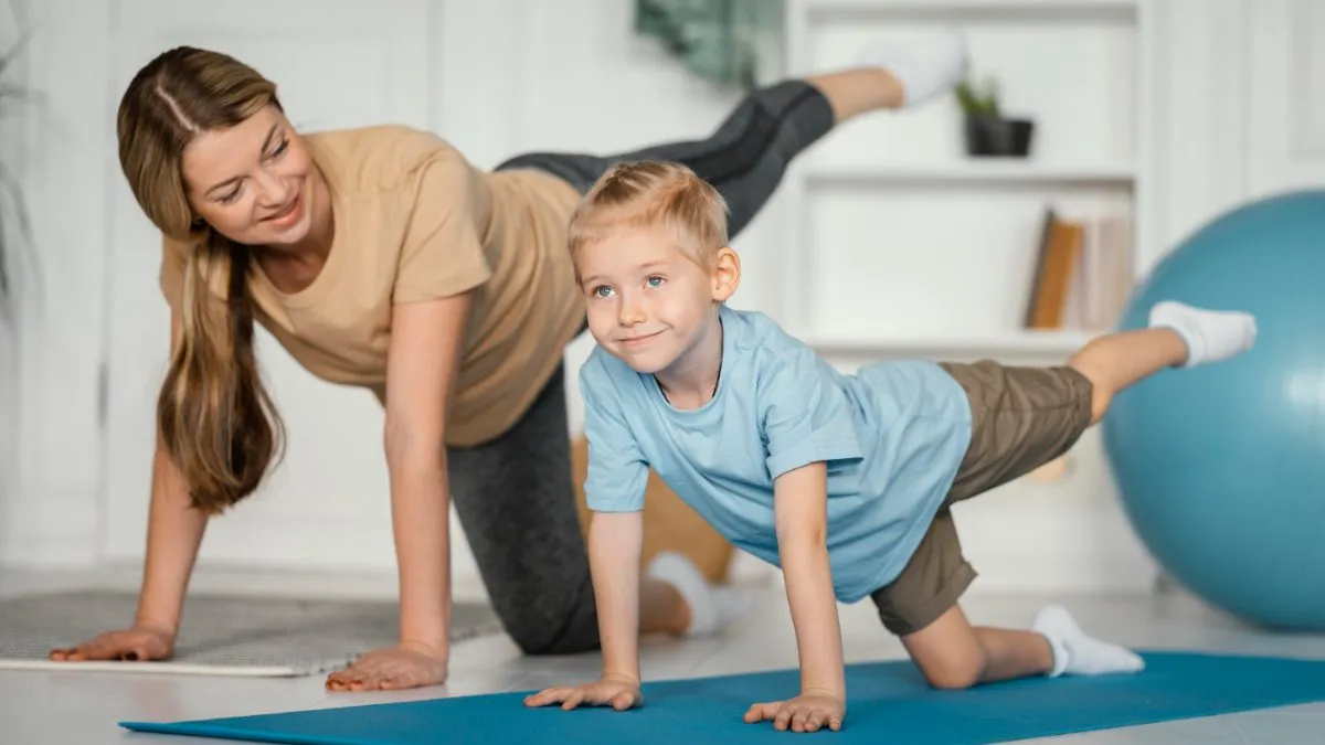 Criança e professora em exercício de pilates no solo