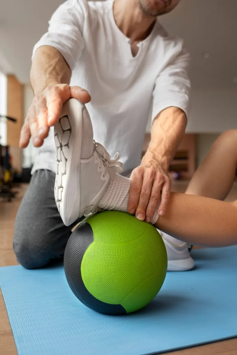 Fisioterapeuta conduzindo exercício de reabilitação